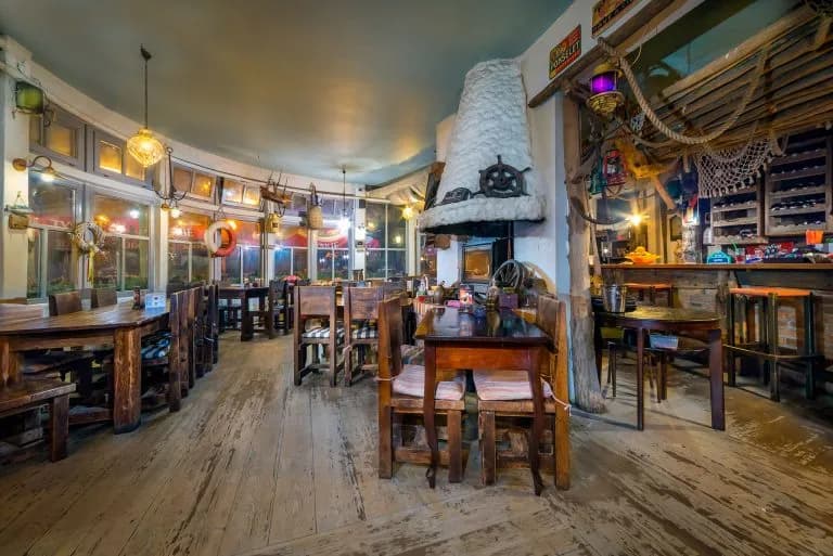 Gdzie zjeść w Jastrzębiej Górze? Odkryj najlepsze restauracje i smaki