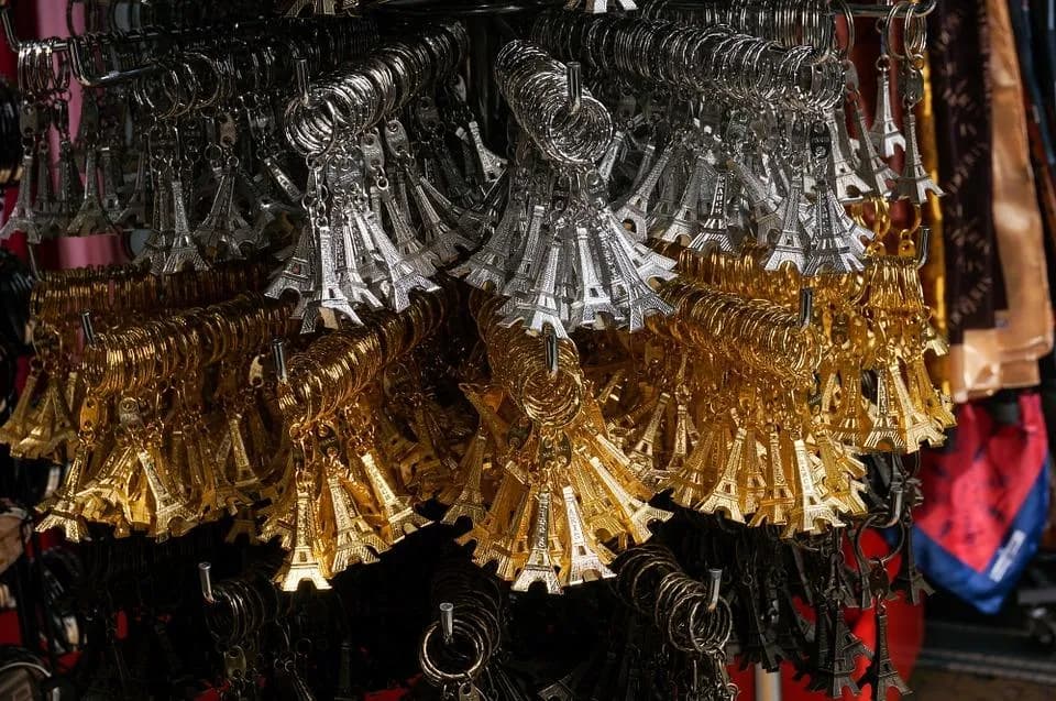Co warto przywieźć z Paryża? Odkryj najlepsze pamiątki i upominki