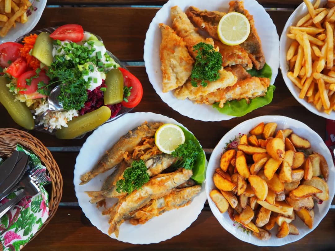 Gdzie zjeść w Mrzeżynie? Najlepsze miejsca na świeże ryby i więcej